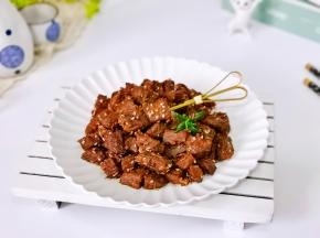 用水果签扎着吃，烧烤的感觉。