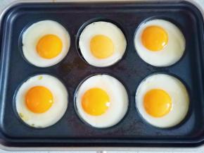 锅中刷一层油，鸡蛋按自己喜欢的成熟度煎好盛出。