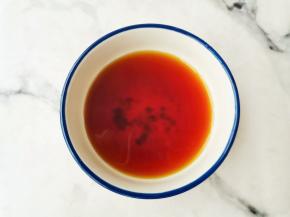 调个神仙糖醋汁：2勺生抽+2勺陈醋+1勺糖+半勺盐+2勺番茄酱+1勺淀粉+半碗水搅拌均匀备用。