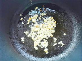 锅中爆香蒜末，