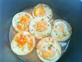 放入鸡蛋，小火焖1分钟大火收汁，撒葱花即可。