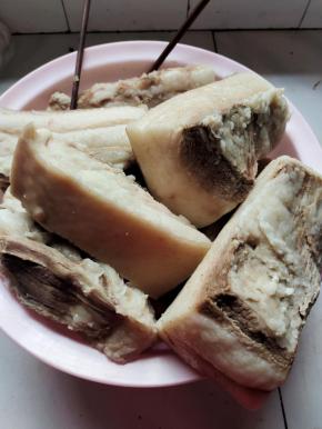 五花肉洗净，放在锅里，加入生姜片，葱段，适量的料酒，煮至筷子一扎就透捞起！