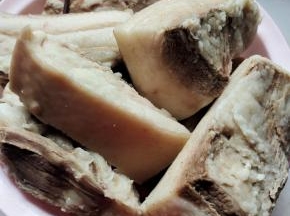 五花肉洗净，放在锅里，加入生姜片，葱段，适量的料酒，煮至筷子一扎就透捞起！