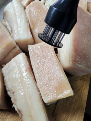 用松肉针（扎孔器）或牙签在猪皮上扎小孔！