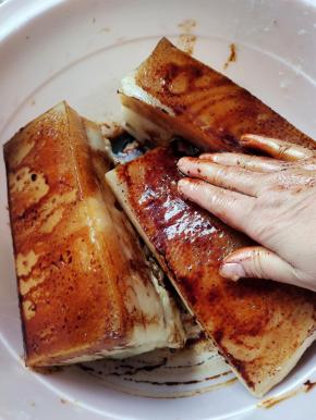 放上老抽，用手涂抹均匀，六面上色！