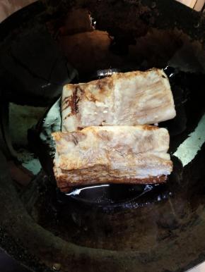 锅里倒适量的油，油热下锅煎！小火慢煎！