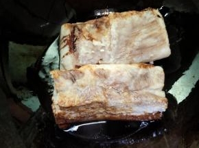 锅里倒适量的油，油热下锅煎！小火慢煎！