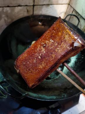 炸去水份，炸至肉皮发红即可！