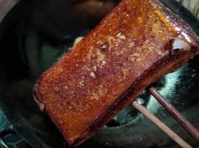炸去水份，炸至肉皮发红即可！