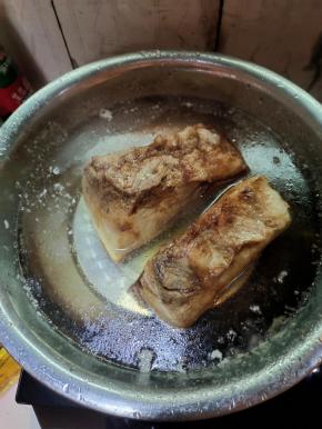 炸好的五花肉，放在凉水中冰10分钟！