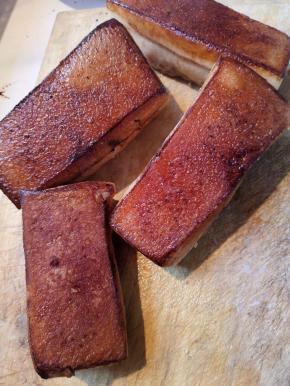 炸好的五花肉再用冷水冰一下，肉皮上会出现很漂亮的小泡泡！