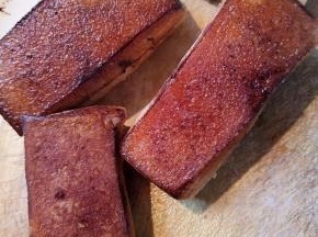 炸好的五花肉再用冷水冰一下，肉皮上会出现很漂亮的小泡泡！