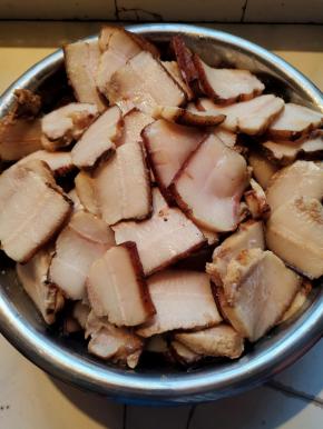 切好的肉放入大盆中！