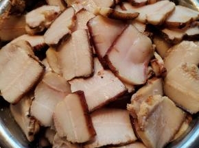 切好的肉放入大盆中！