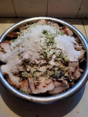 放入老抽，生姜，蒜瓣，花椒，生抽，蚝油，甜面酱，料酒，盐，十三香，胡椒粉，糖，葱末！（盐要适量少放一点，调料里面都含有盐分！）