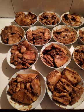 一个叠一个，整齐的摆放在碗中！（我买的80年代用的那种青花瓷碗，用它做蒸肉真的挺好！一碗刚好一盘！）