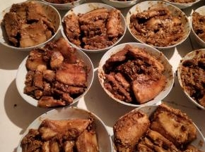 一个叠一个，整齐的摆放在碗中！（我买的80年代用的那种青花瓷碗，用它做蒸肉真的挺好！一碗刚好一盘！）
