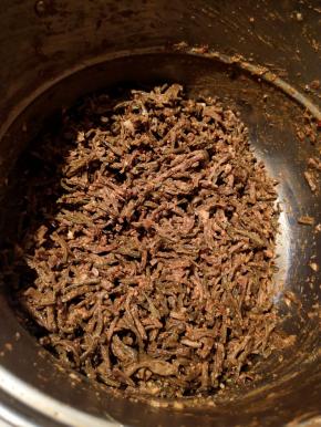 盆里腌肉剩余的料汁儿，把干豆角倒进去翻拌均匀！