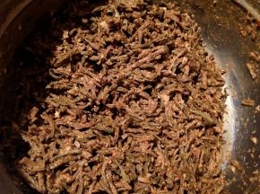 盆里腌肉剩余的料汁儿，把干豆角倒进去翻拌均匀！