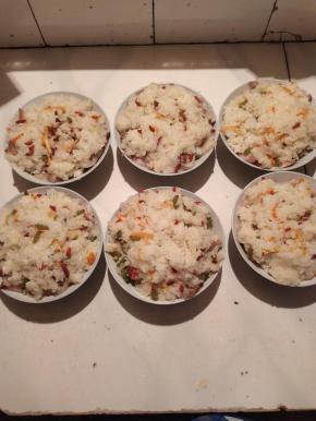 还做了几碗甜肉！（糯米清洗干净，用电饭煲像平时煮米饭一样，把糯米蒸熟，趁热撒适量的白糖翻拌均匀，加入橘子皮，葡萄干，枸杞拌匀！五花肉煮熟切成筷子厚的片，整齐的摆放在碗里，再铺一层糯米饭，压平就可以等着上锅蒸了！有红枣的可以放一点红枣进去，我家刚好红枣吃完了就没有放！）