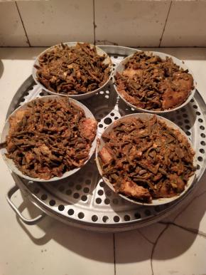 把做好的扣肉放在蒸屉上！（我家买的蒸屉有四层，每层可以蒸4碗！）