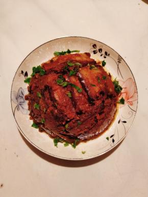 趁热倒扣过来，撒上适量的小葱花即可食用！