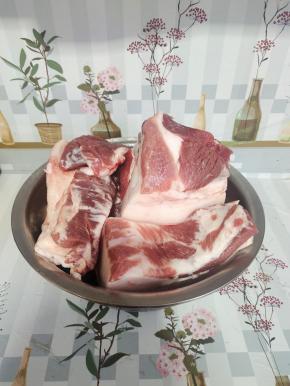 五花肉切成小段，方便腌制！再在肉肉的一头戳一个小洞，方便腌制好了挂起来晾晒！