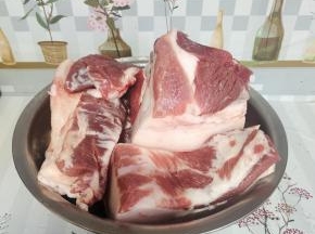 五花肉切成小段，方便腌制！再在肉肉的一头戳一个小洞，方便腌制好了挂起来晾晒！