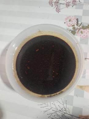 碗中放入生抽200克 老抽800克，白糖200克，白酒30克，鸡精25克，胡椒粉25克，盐80克搅拌均匀调成秘制料汁儿！