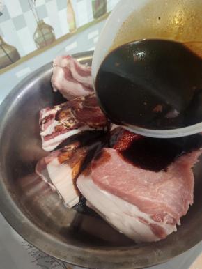 把调好的料汁儿倒进五花肉里！