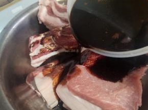 把调好的料汁儿倒进五花肉里！