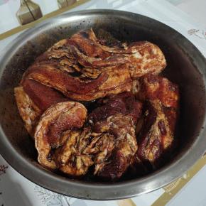 反复揉搓均匀，让每一块肉肉都均匀的裹满料汁儿！腌制一个星期！中途翻动几次！