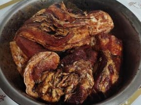 反复揉搓均匀，让每一块肉肉都均匀的裹满料汁儿！腌制一个星期！中途翻动几次！