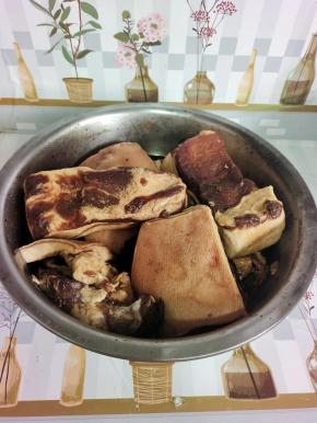 这是腌制好的腊肉，肉肉已经变得很紧实，颜色也很漂亮！！