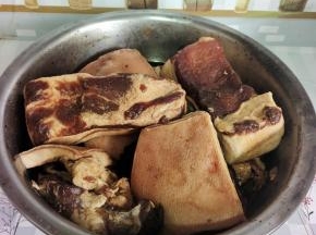 这是腌制好的腊肉，肉肉已经变得很紧实，颜色也很漂亮！！