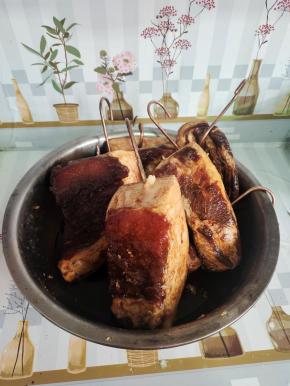 用铁钩把肉钩起来！