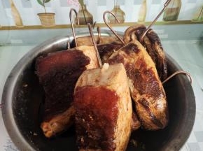 用铁钩把肉钩起来！