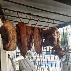 挂在阳台上或者通风处晾晒20天左右！