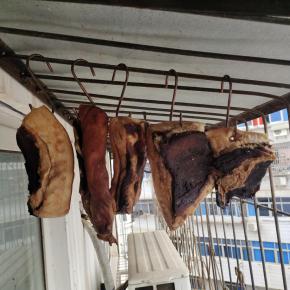 这是已经晾晒了20天的酱腊肉，可以收起来了！（不要挂在阳台上太久，要不然时间长了，腊肉太重不好吃！最迟打春后就要立马全部收起来，放进冰箱冷冻保存！）