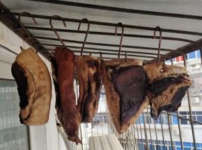 这是已经晾晒了20天的酱腊肉，可以收起来了！（不要挂在阳台上太久，要不然时间长了，腊肉太重不好吃！最迟打春后就要立马全部收起来，放进冰箱冷冻保存！）