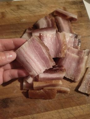 迫不及待的煮了一块儿，切开看看，腊肉里面的肉质颜色特别漂亮！闻起来就好香啊，边切边吃！