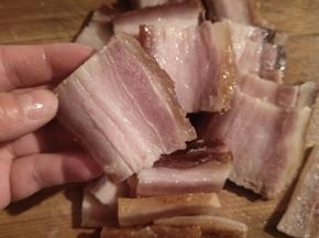 迫不及待的煮了一块儿，切开看看，腊肉里面的肉质颜色特别漂亮！闻起来就好香啊，边切边吃！