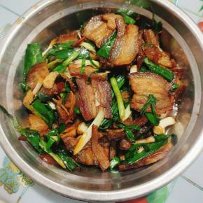 中午炒了一个蒜苗炒腊肉，味道真是棒极了！就是有点儿费米饭哈哈！