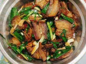 中午炒了一个蒜苗炒腊肉，味道真是棒极了！就是有点儿费米饭哈哈！