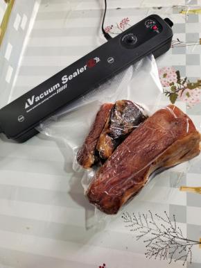 晾晒好的腊肉，抽真空包装，放在冰箱冷冻保存！吃的时候提前解冻，泡软，煮熟，炒着吃，太香了！