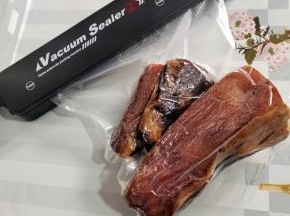 晾晒好的腊肉，抽真空包装，放在冰箱冷冻保存！吃的时候提前解冻，泡软，煮熟，炒着吃，太香了！