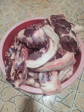 老公知道我和孩子们都爱吃腊肉，特意买了一头藏香猪，这下腊肉，腊猪蹄，腊排骨都有啦！应该够吃一年了！