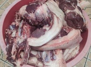 老公知道我和孩子们都爱吃腊肉，特意买了一头藏香猪，这下腊肉，腊猪蹄，腊排骨都有啦！应该够吃一年了！