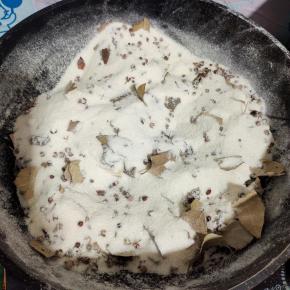 锅烧热，放入适量的盐，八角，桂皮，香叶，花椒，中小火翻炒至盐变成微黄的颜色，有香味出来就可以了，关火！晾凉备用！