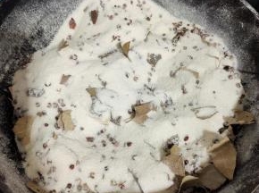 锅烧热，放入适量的盐，八角，桂皮，香叶，花椒，中小火翻炒至盐变成微黄的颜色，有香味出来就可以了，关火！晾凉备用！